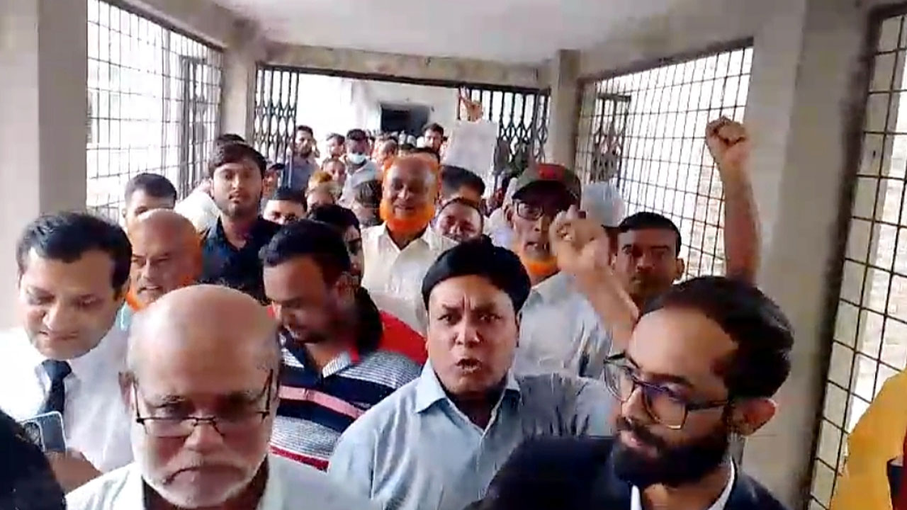 ‘জয় বাংলা’ স্লোগান দেওয়ার জেরে সংষর্ঘ, আ.লীগের ১৭ নেতাকর্মী কারাগারে